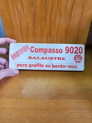 Kit para desenho técnico - Compasso 9020, 2 esquadros e vassoura