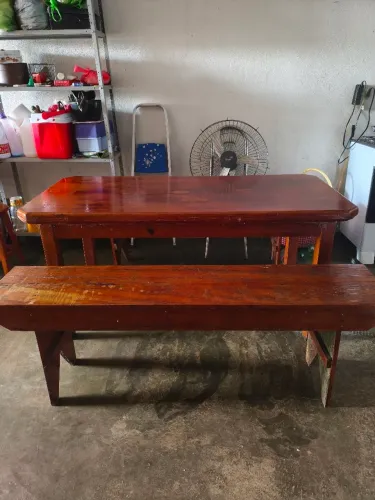 Mesa com bancos