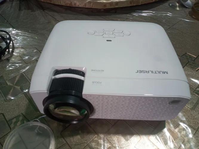 Multilaser <br>Modelo: Smart Screen Linux.<br>Projetor 1800 Lumens<br>Modelo: Pj002