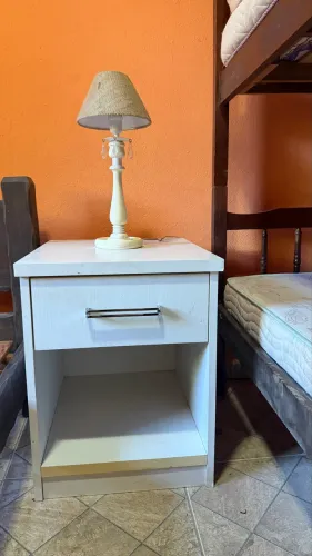 Mesa de cabeceira de marcenaria