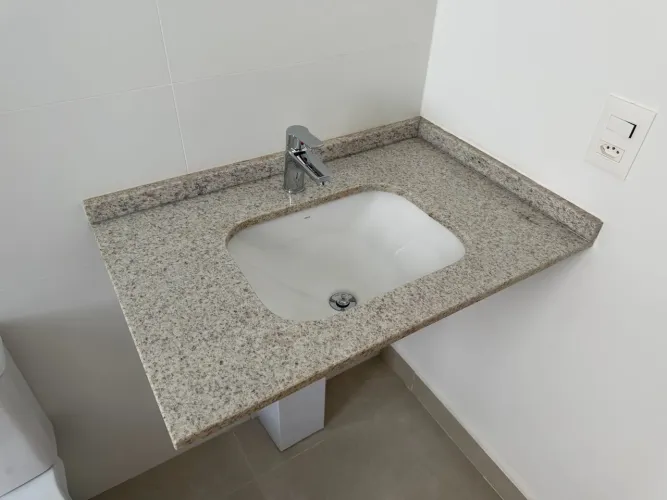 Bancada de Granito Branco Itaúnas com Cuba Deca