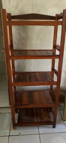 Estante de madeira