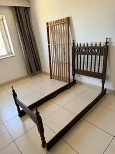 CAMA DE SOLTEIRO USADA ENTALHADA EM MADEIRA ANTIGA