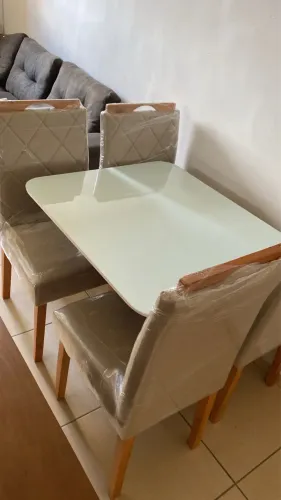 Mesa de jantar com 4 cadeiras 