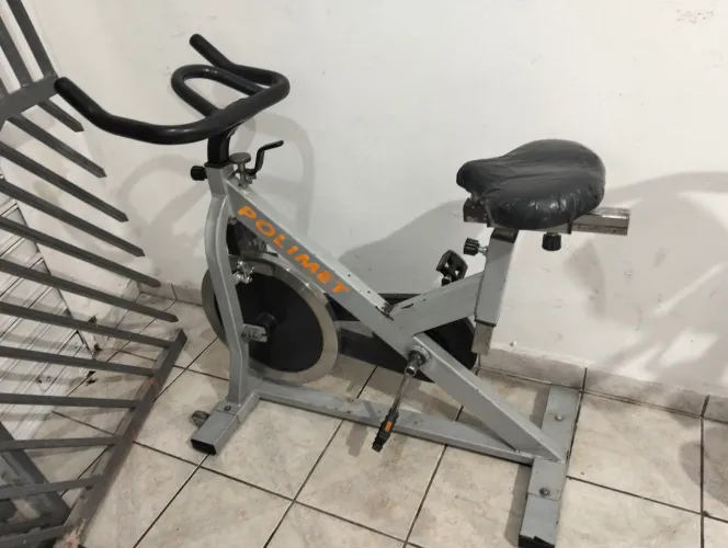 Bicicleta ergométrica de academia