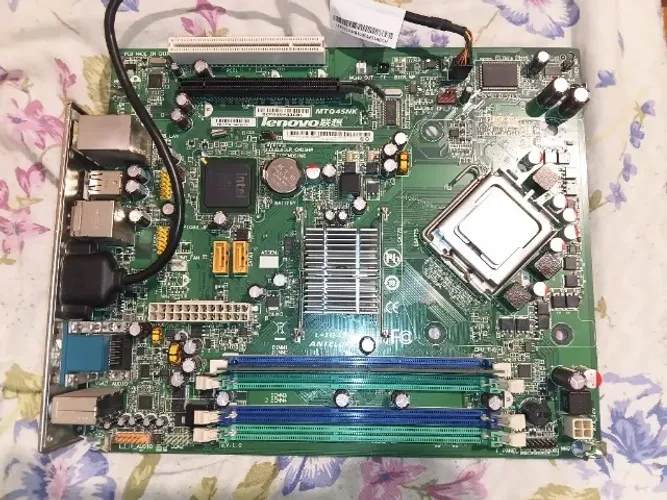 KIT placa mãe com espelho 775 Lenovo MTQ45NK com Dual core E2220 e 1GB de ram ddr3 funcio