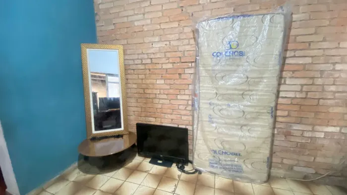 Kit TV, mesa de centro, colchão solteiro e espelho