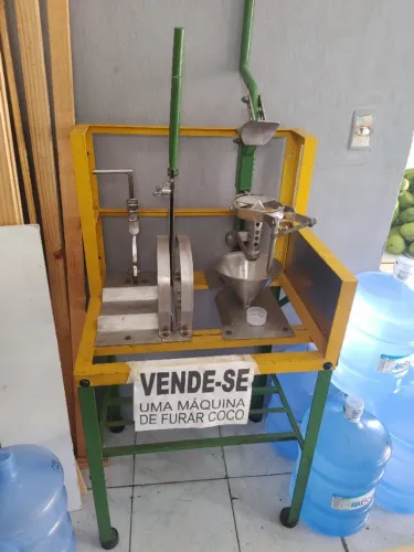 Maquina de furar e cortar coco