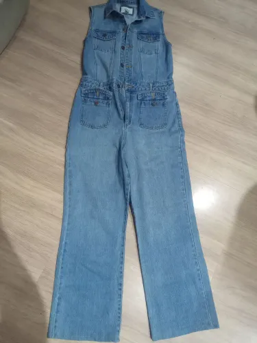 Macacão jeans Tam P/M sem avarias marca forever 21.