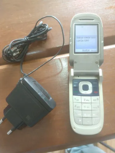Celular Nokia retrô com flip funcionando