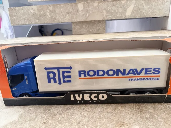 Caminhão IVECO Rodobens brinquedo na caixa