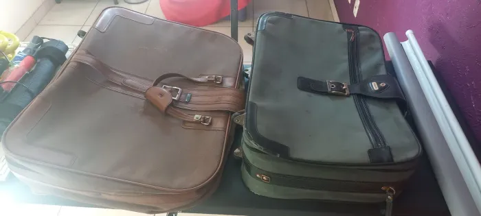 2 malas vintage antigas com marcas de uso, em bom estado