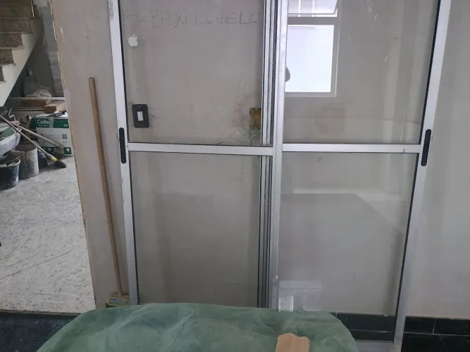 Porta de correr em alumínio e vidro para vão de 1,40 mts x 2,10 altura