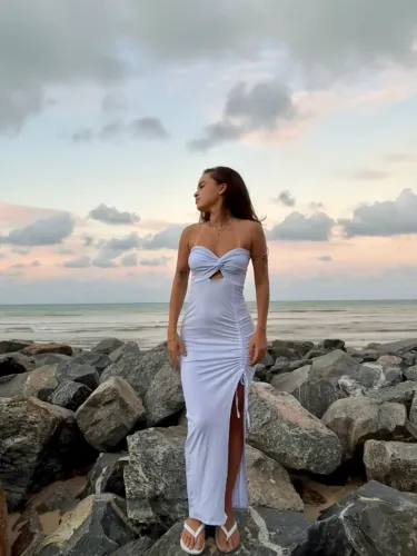 Vestido branco com drapeado lateral