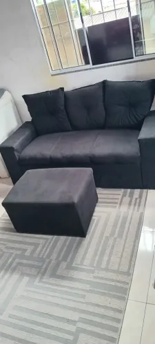 Vendo sofá 3 lugares reto com almofadas e puff