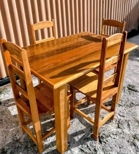 Mesa com 4 cadeiras de madeira 