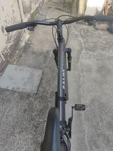 Bicicleta aro 29 e rolo de treino