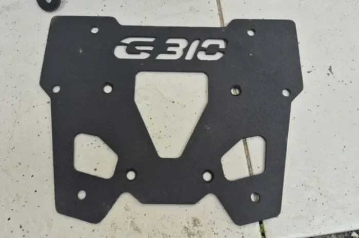 Afastador de alforge e suporte para baú