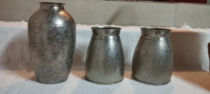 Trio de Vasos Antigos em Metal Cinzelado / Trabalhado - Raro e Elegante