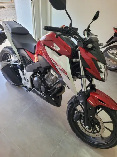 Cb 300f ,com 4 semanas de comprada e com apenas 600 kms