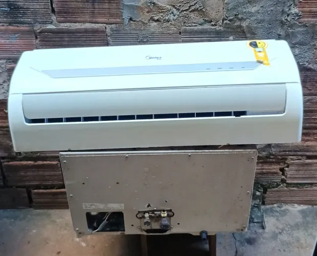 Split Midea compacta de 12 mil btus serpentina cobre com controle funcionando