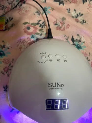 Cabine UV/LED SUN5 e um micromotor de unha básico