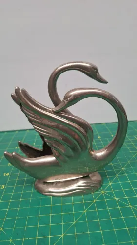 Antigo porta guardanapos em metal formado por casal de cisnes