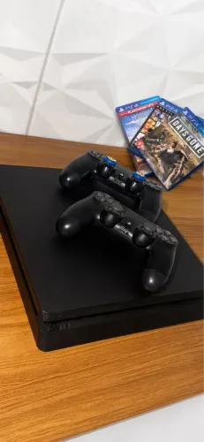 PlayStation 4 Slim 1TB + 2 Controles + 3 Jogos Físicos + EA 26