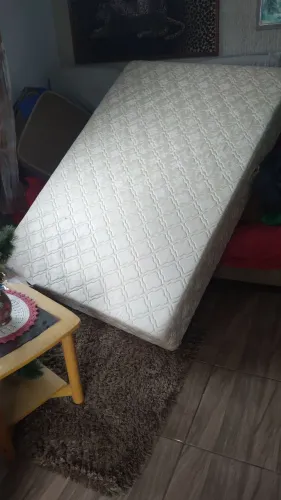 Vendo uma base com apoio de ferro para cama tamanho viúva usada.