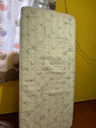 Vende se um colchão de solteiro 