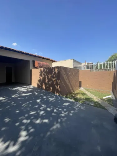 ALUGUEL - Casa para alugar a poucos min do Shopping 3 Américas. Com 3 quartos, sendo 1 su