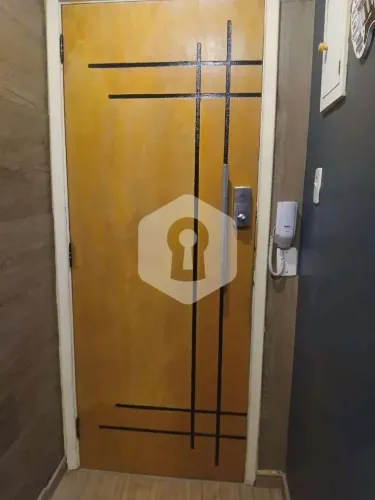 Sala ampla com 38m2, na Rua Sto Afonso, colado no metro saens pena vasto comercio! Ótima l
