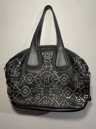 Bolsa preta com detalhes de tachinhas prata