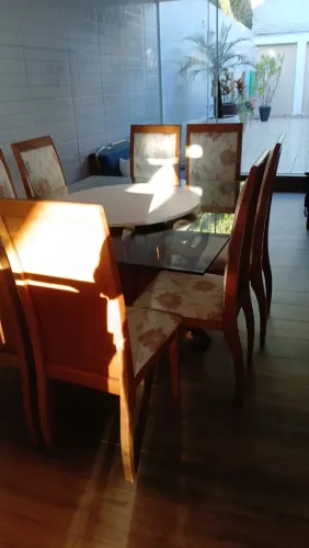 Mesa com tampo de vidro 