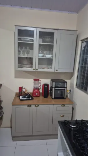 Vendo armário de madeira e moderno