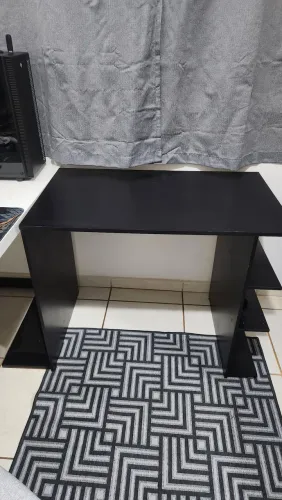 Mesa pra computador com 3 prateleiras e suporte pra CPU