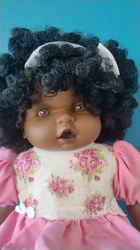Boneca Negra cabelo Black fala várias frases 
