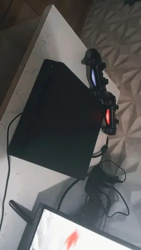 Playstation 4 slim(1TB), 2 controles(não originais), acompanha 47 jogos e 2 mídia físicas