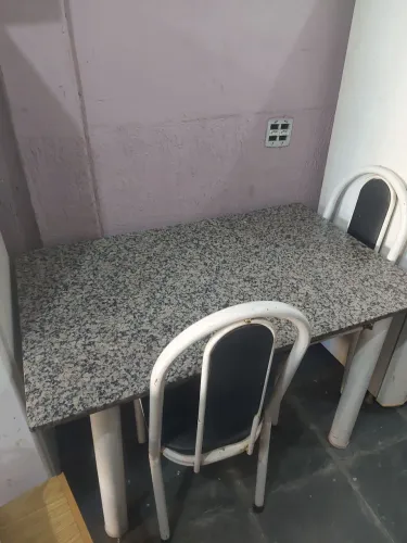 Mesa granito com duas cadeiras