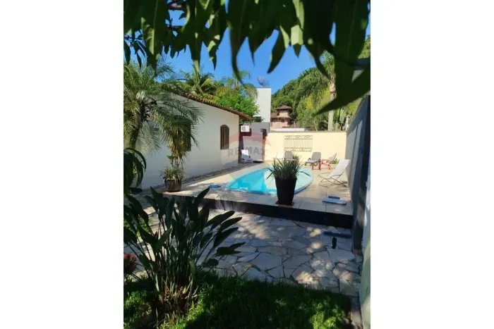 Casa para locação anual com 4 dormitório sendo 2 suites 800 mts da praia em Juquehy.