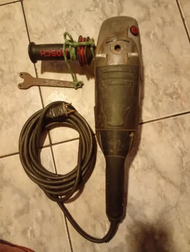 Vendo lixadeira da marca BOSH GWS 22-180 funcionando perfeitamente 