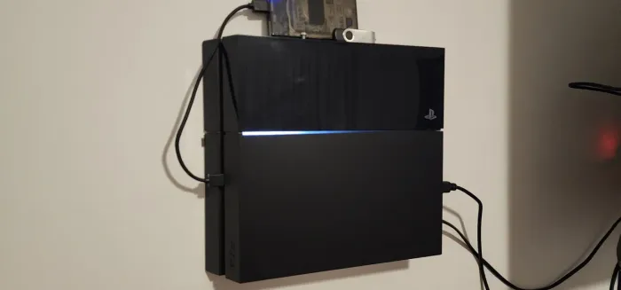 Ps4 fat gold hen 500gb + 1tb de HD com dois controles