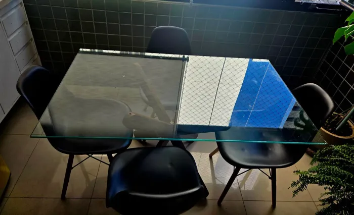 Mesa com 4 cadeiras