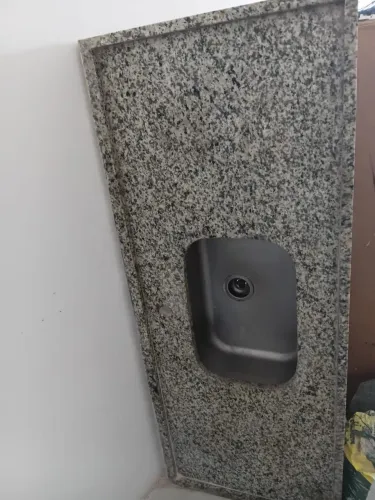 Bancada de granito para cozinha, com cuba embutida.