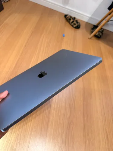 MACBOOK AIR