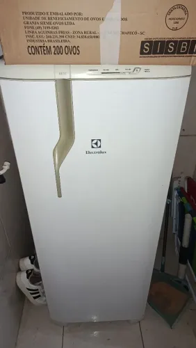 Geladeira ( congelador furado )