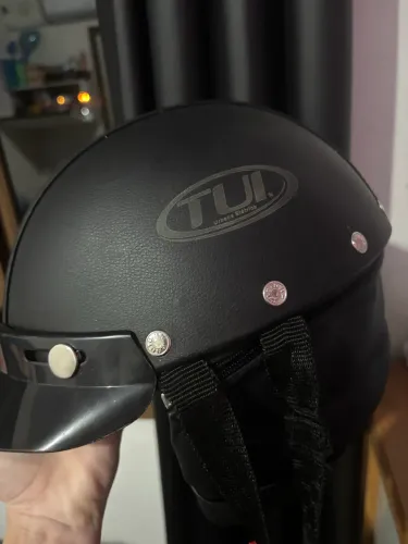 Capacete TUI com protetor pescoço