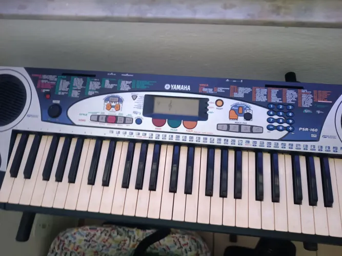Teclado Yamaha + tripé