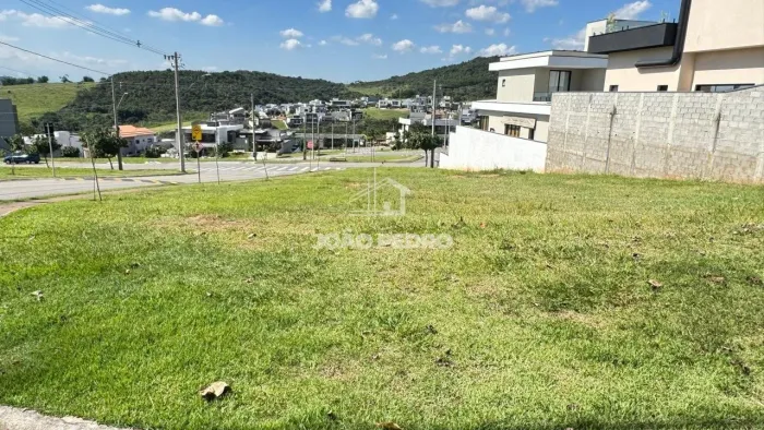 Excelente terreno de esquina no condominio Cyrela com 439 m² em leve aclive, ideal para co