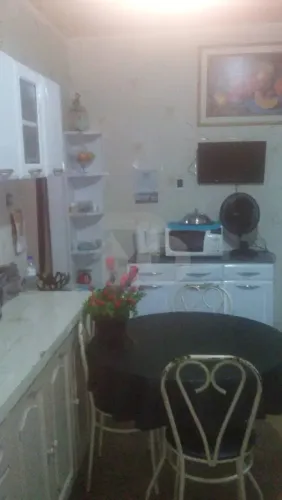 Imóvel com 4 Quartos, 2 Cozinhas e 2 Garagens no Bairro Industrial